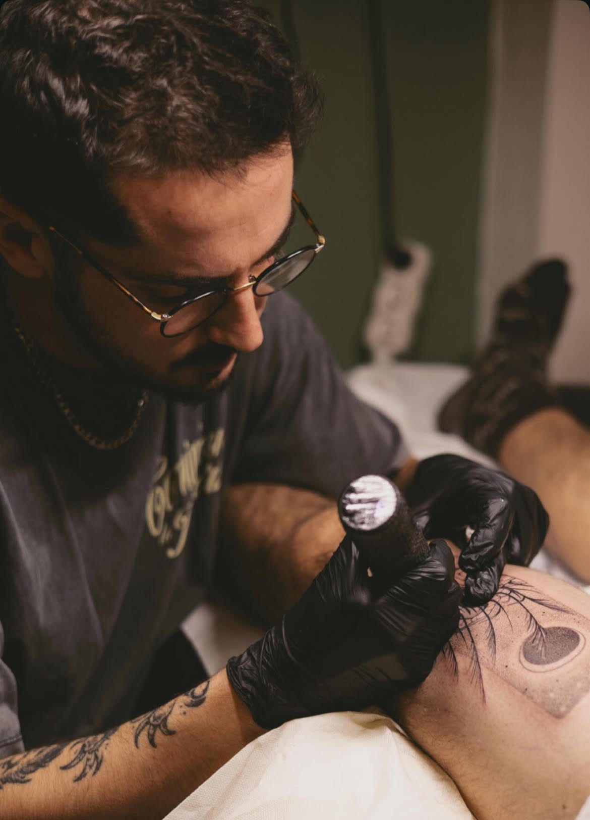 Laurent Pelardy en train de tatouer